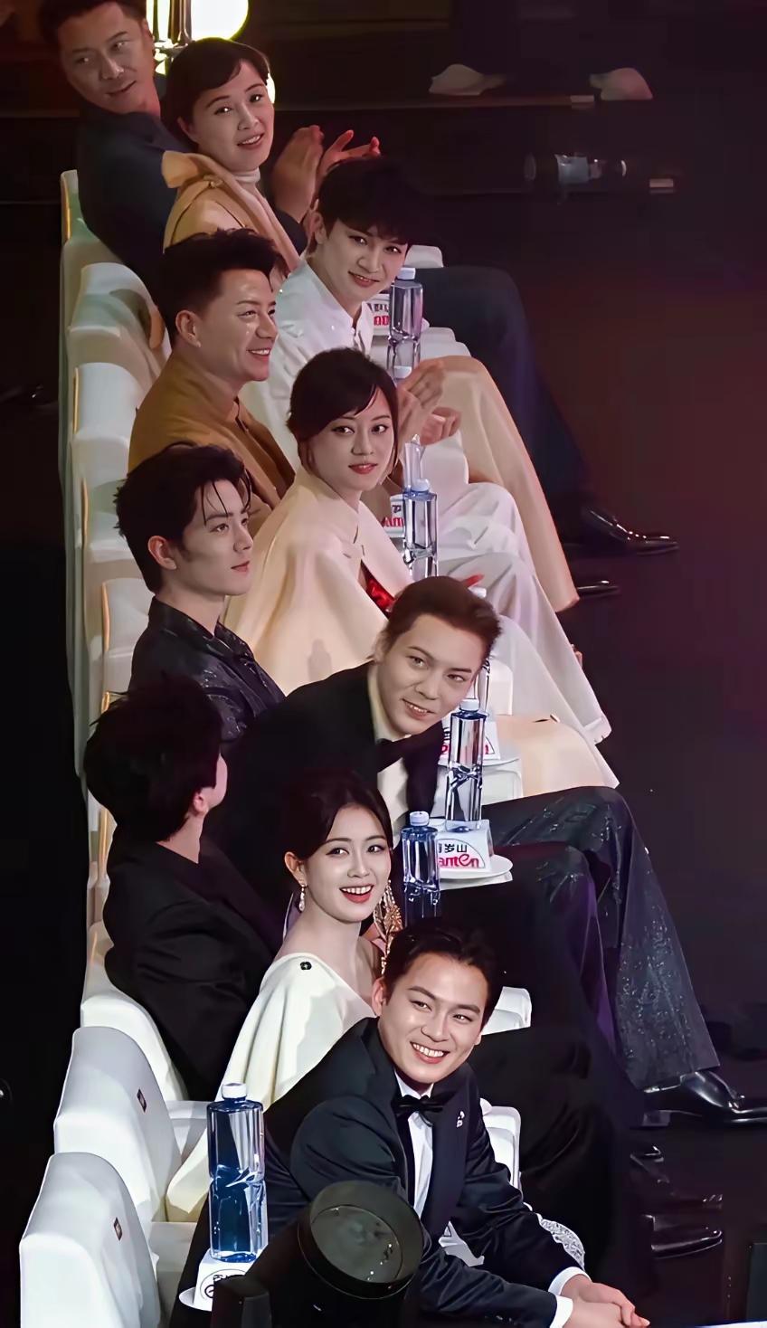 我去，这么一看，肖战的脸好权威