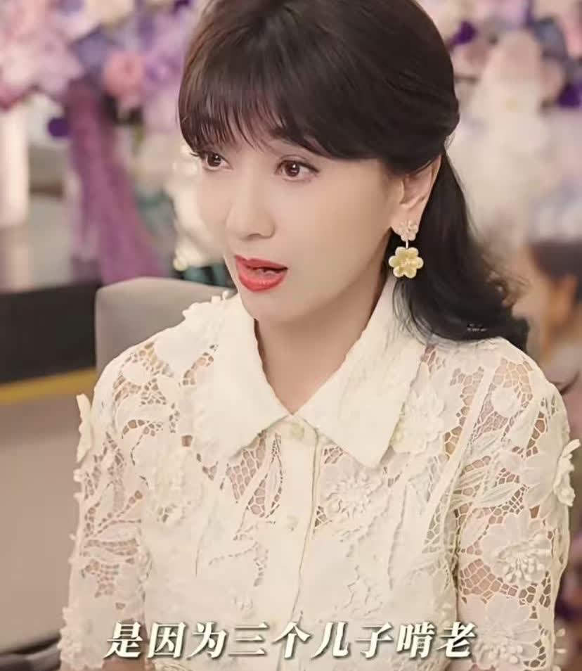 赵雅芝回应了网上对她的负面评价。她说：“有网友说她出来工作，就是因为三个