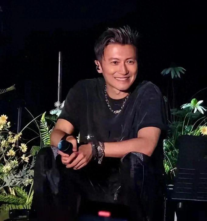 王菲现实长什么样？路人镜头更真实，突然理解谢霆锋的专一了