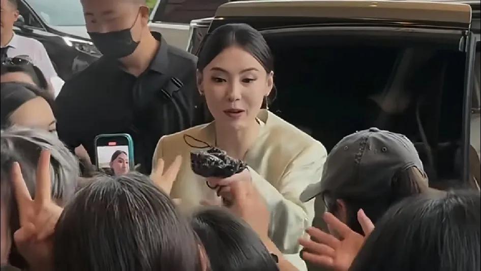 张柏芝：是重回18岁，还是梦回18岁？图1是视频截图，就……大家自己看吧。我
