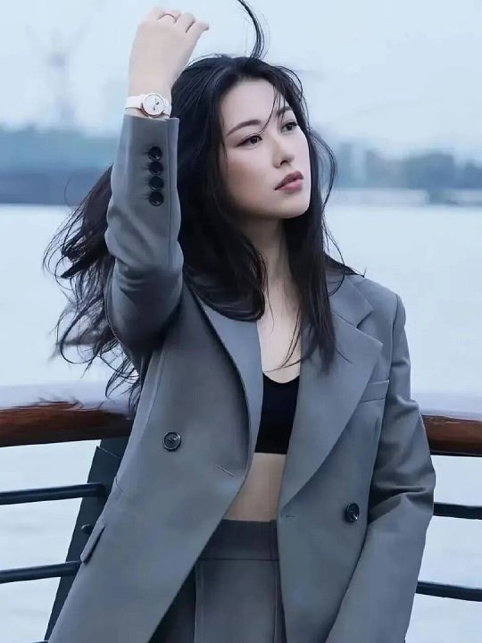 朱珠素颜太权威了不得不说朱珠的素颜真的自带气场，太有说服力了。不施粉黛、无滤镜无