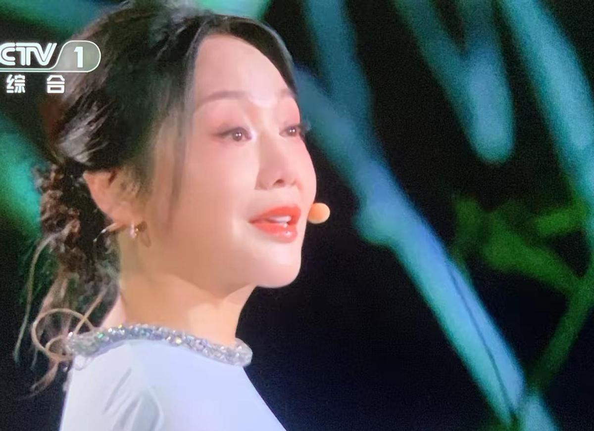 2024年中秋晚会，看完就忘不是你记性差，是节目真没东西。18首歌，11个演员跑