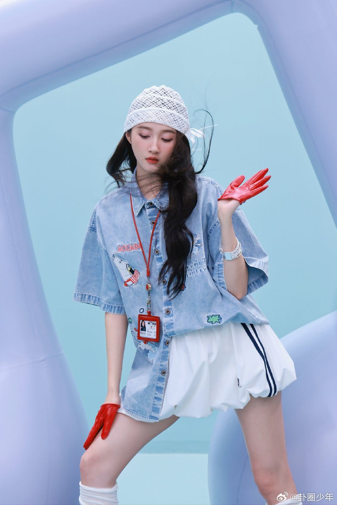 关晓彤掉进春天里关晓彤一则花絮行走的春日画报，关晓彤把温柔演绎到极致～