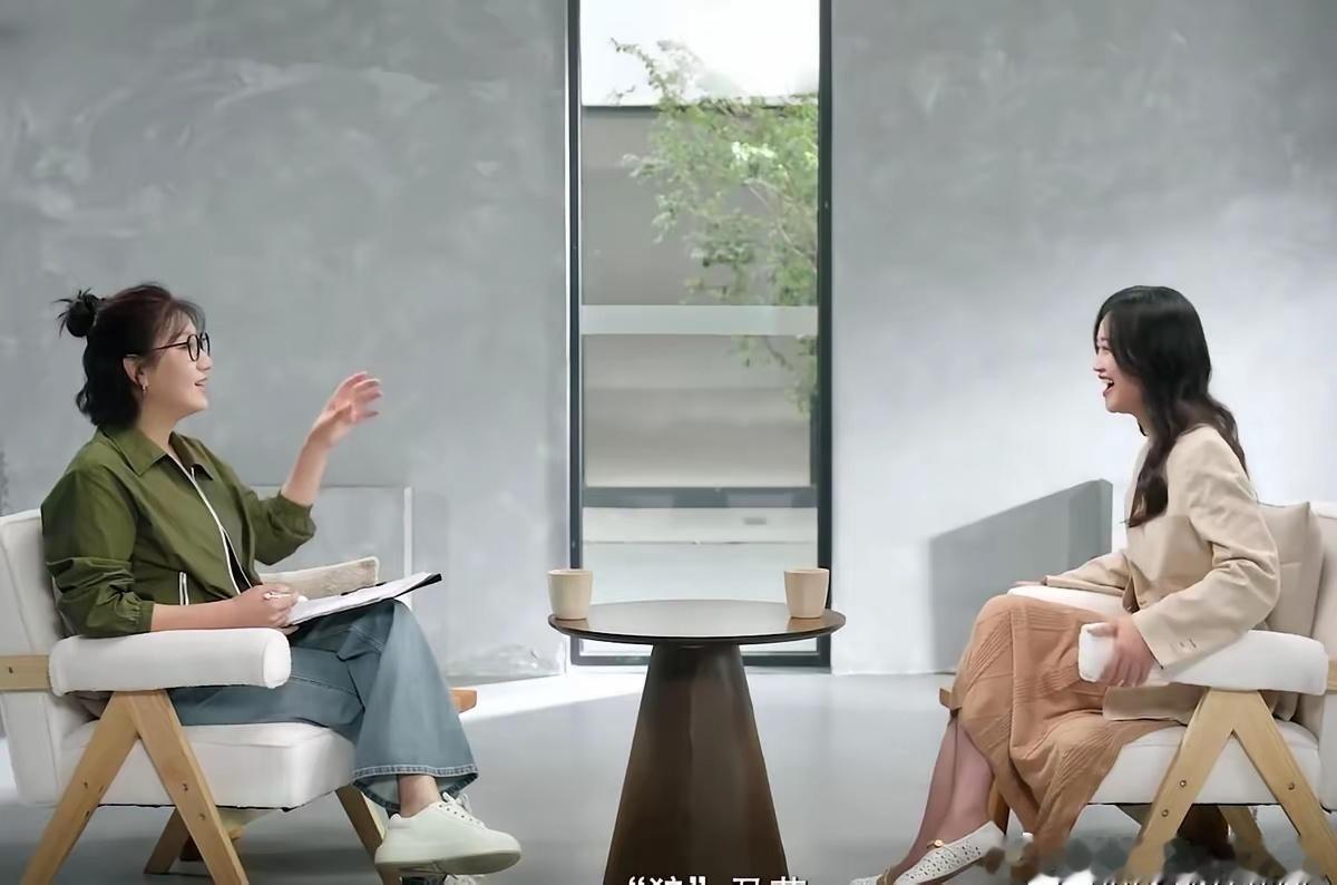 蓝盈莹回应了苦相和整容。她说当年演浣碧总耷拉嘴角，被说苦瓜脸，后来靠咬筷子、做面