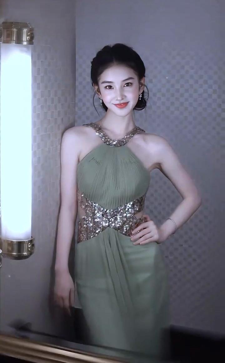 黄玉瑶灵动清甜，杏眼弯弯笑起来甜而不腻，初恋脸白月光女神[赞][赞][送自己一朵