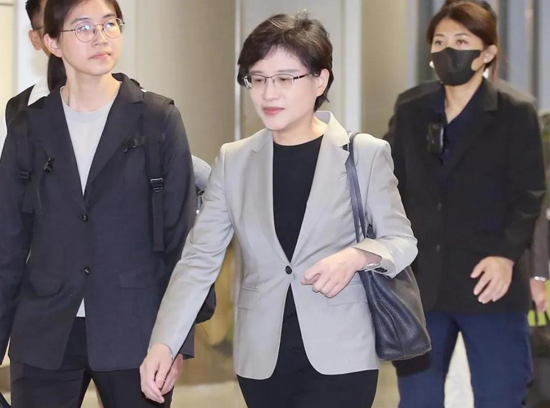 郑丽君赴美谈判后，3日清晨返回台湾，三缄其口遭群嘲。国民党民代许宇甄直言，当年郑