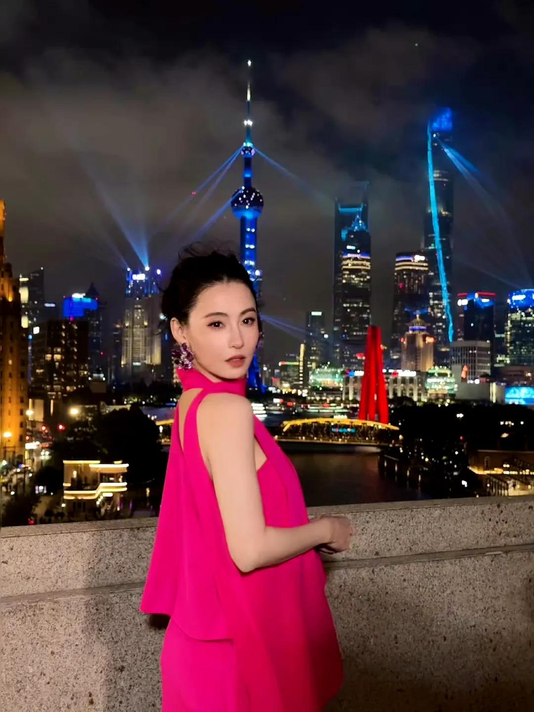 张柏芝与东方明珠，你们觉得谁更美？呵呵，张柏芝很美，东方明珠也很美，一样美得