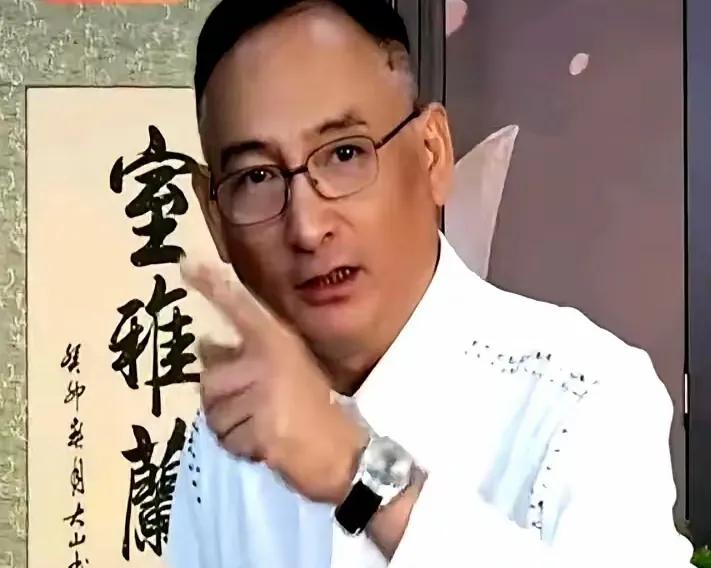 这些背后挂着室雅兰香、厚德载物、上善若水的老男人们，每天的直播间都是羊羊狗狗、蝇