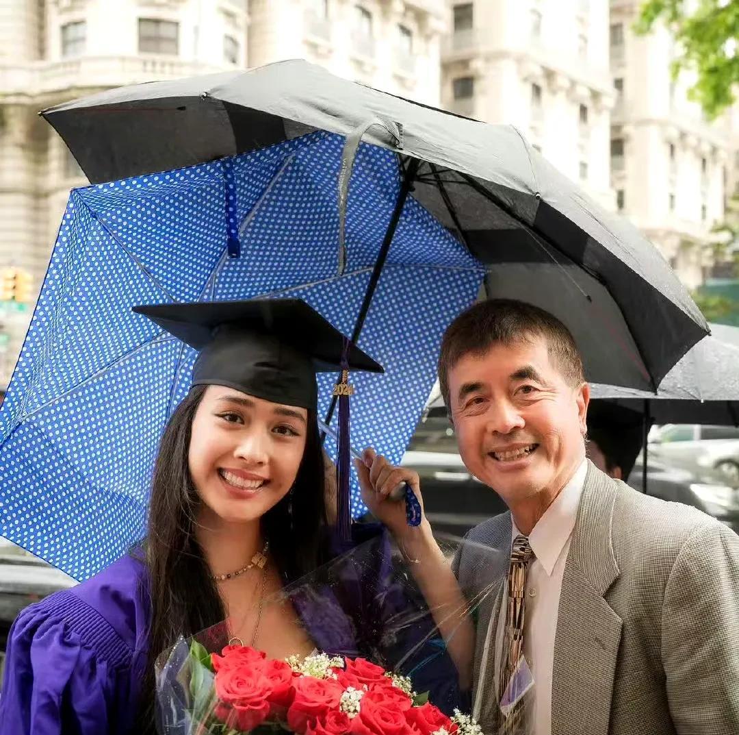 陈冲通过手机看女儿纽大毕业典礼，祝福女儿将投身演员生涯5月16日晚，陈冲在社交