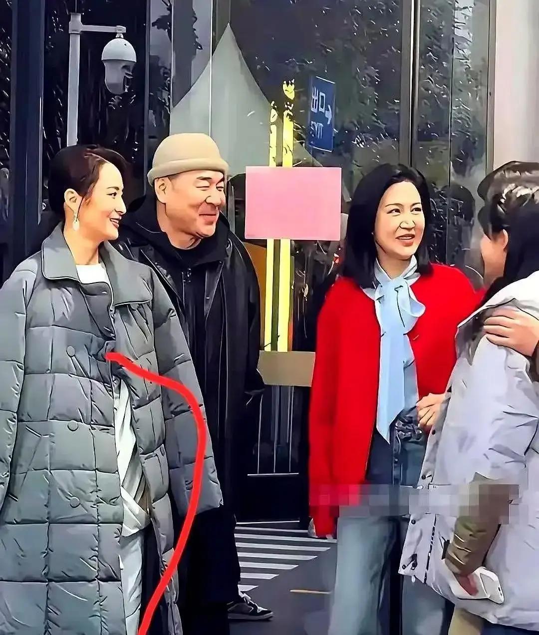 零下十二度。羽绒服没拉。锁骨露着。风灌进去。蒋勤勤就这么走在北京街头。