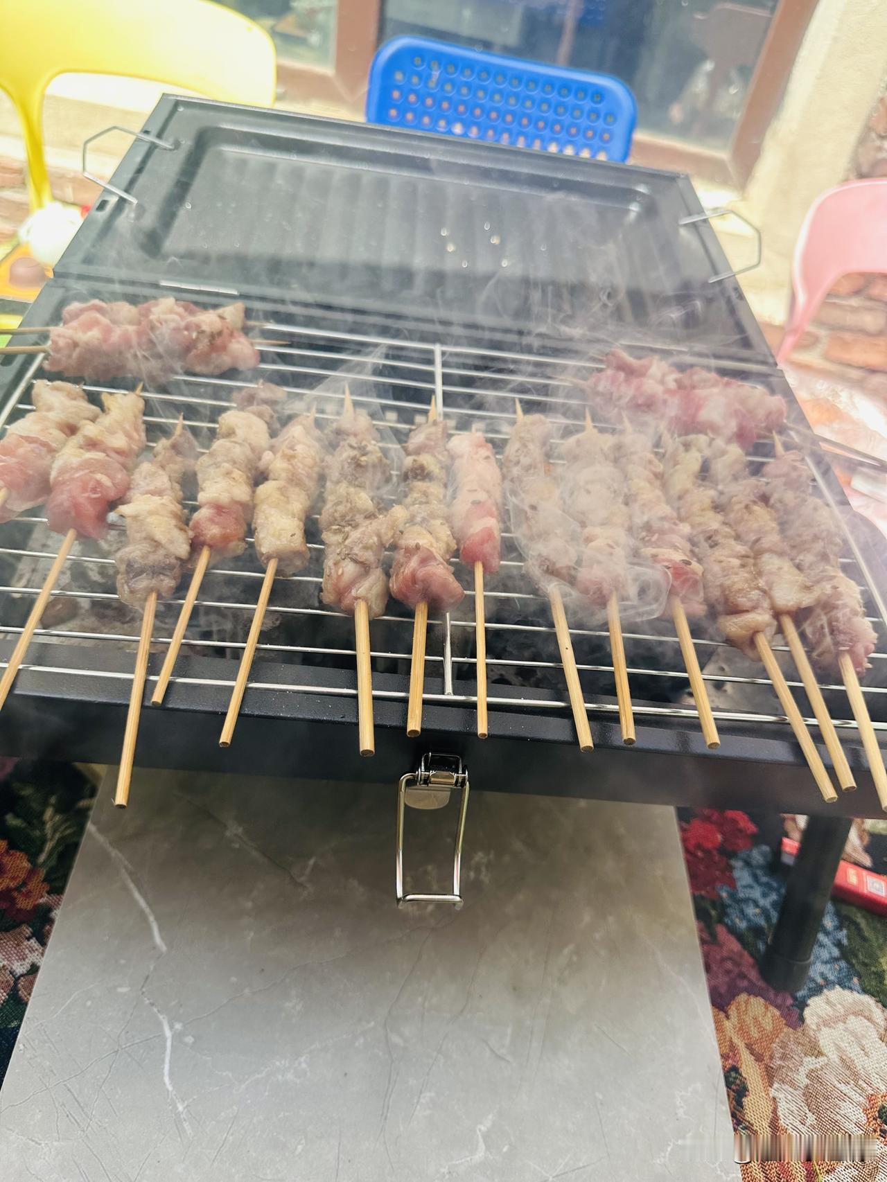 烤肉🥩闲着没事阳光挺好，我前几天不是买了个小烤炉吗，下楼烤肉去，开开锅。羊