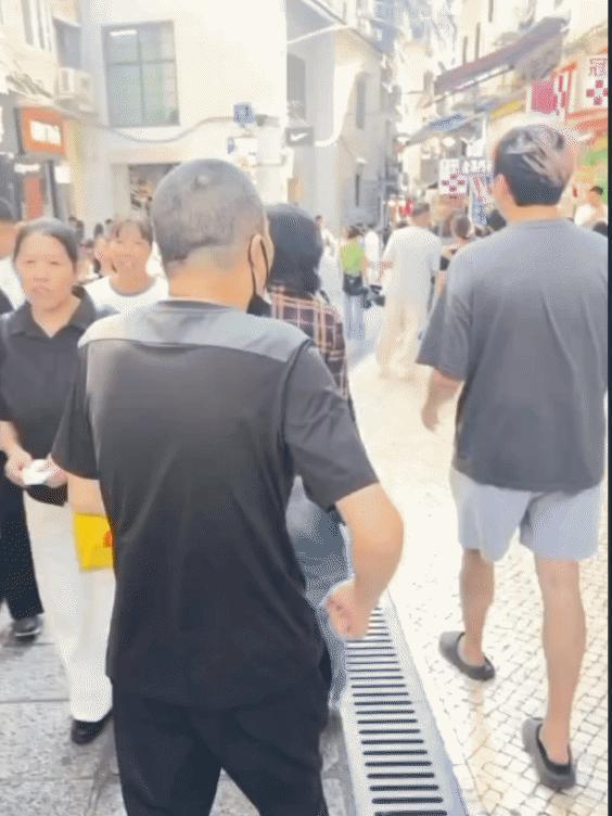 王CC带着爸妈和卷毛逛三里屯，被路人拍到。视频里卷毛左手帮头妈拎袋子，右手给头