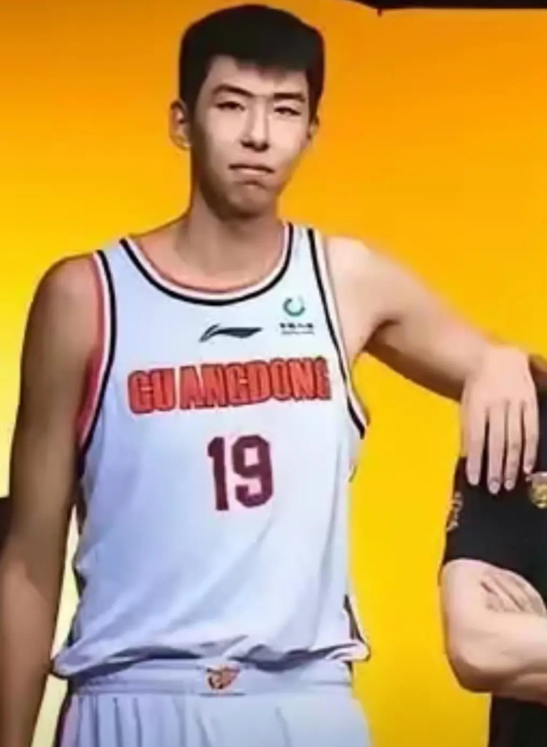 徐昕到广州男篮后进步了，焦泊乔到广东队以后找不到北了。这是两人到了新球队的表现和