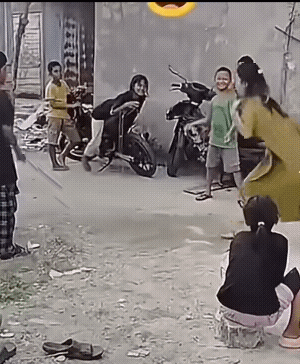 这绳跳的，丢人丢大发了，小孩子笑的格外响亮。