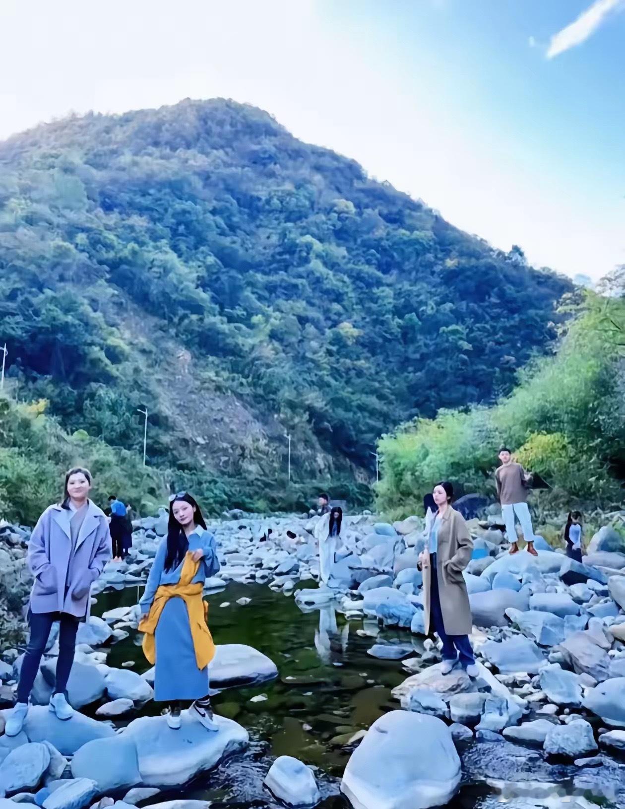 别再吹什么团建天花板了，董宇辉这趟秦岭行，撕开了职场最残酷的真相！你以为老板带员