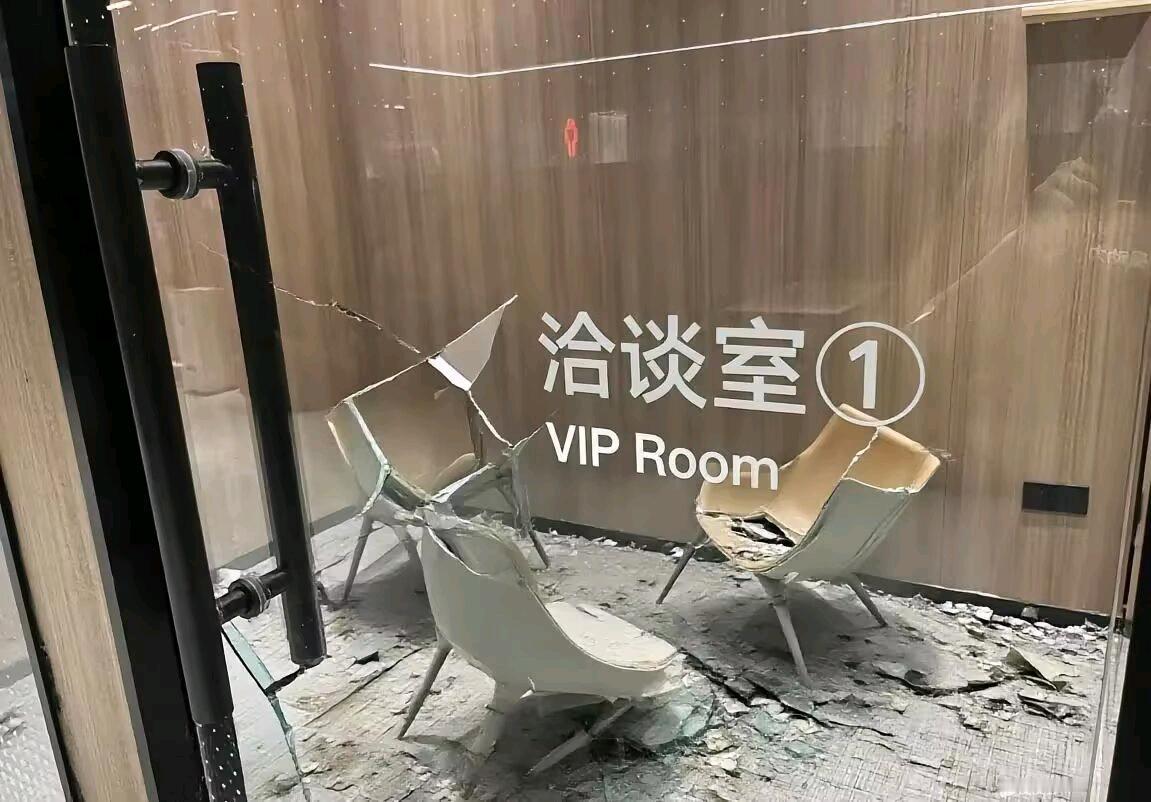 怎么一上班，洽谈室变成这样了呢