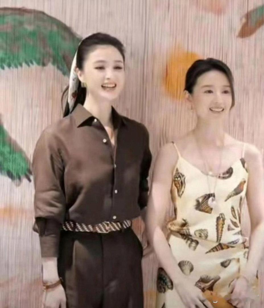 蒋欣与董洁难得同框亮相，一人大气飒爽气场十足，一人清冷温婉素雅动人，两种截然不同