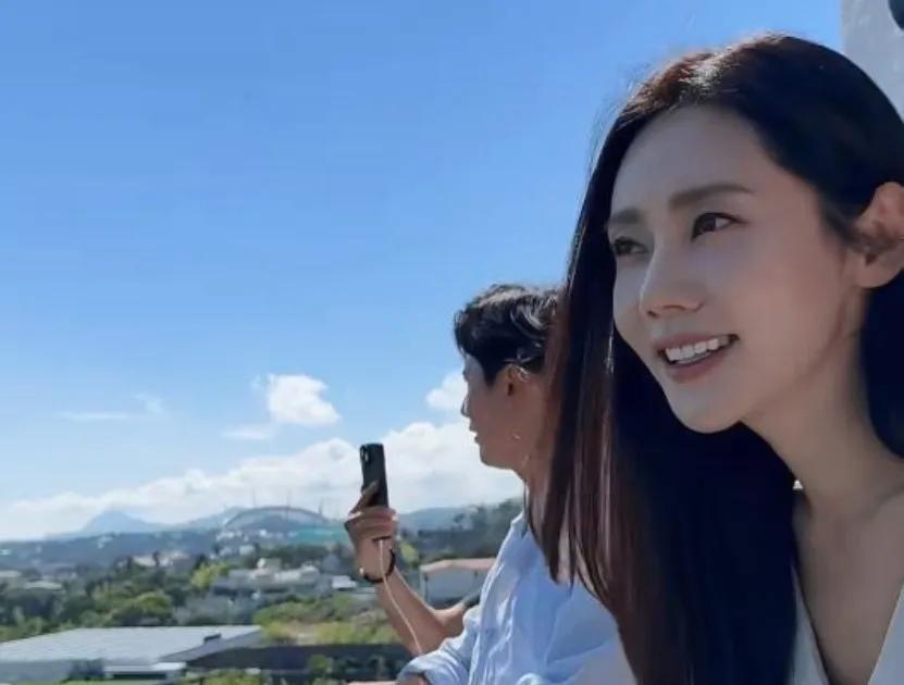近日，秋瓷炫晒出了与于晓光在济州岛度假的合照。这次是秋瓷炫带着老公和儿子趁着儿
