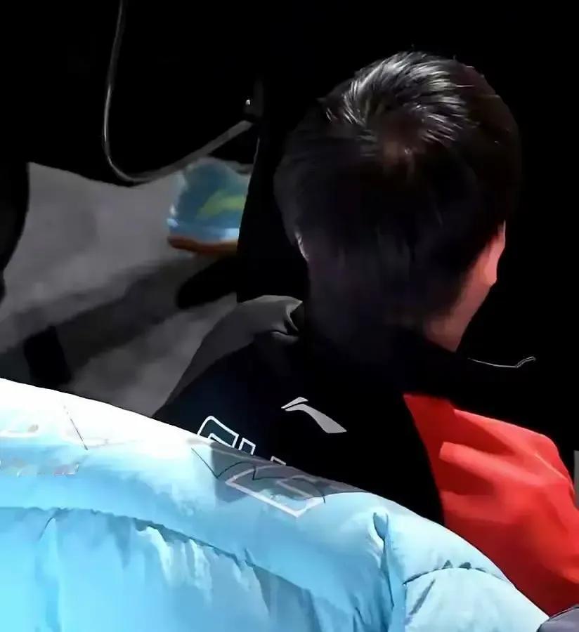 莎莎在机场直接把脑袋枕在头哥羽绒服上，还小声嘟囔谁说我们远了。视频一出，热搜爆