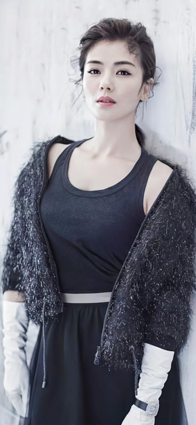 无论是干练裤装还是飘逸裙装，刘涛都能穿出独特韵味——纤细腰线不刻意却亮眼，匀称四