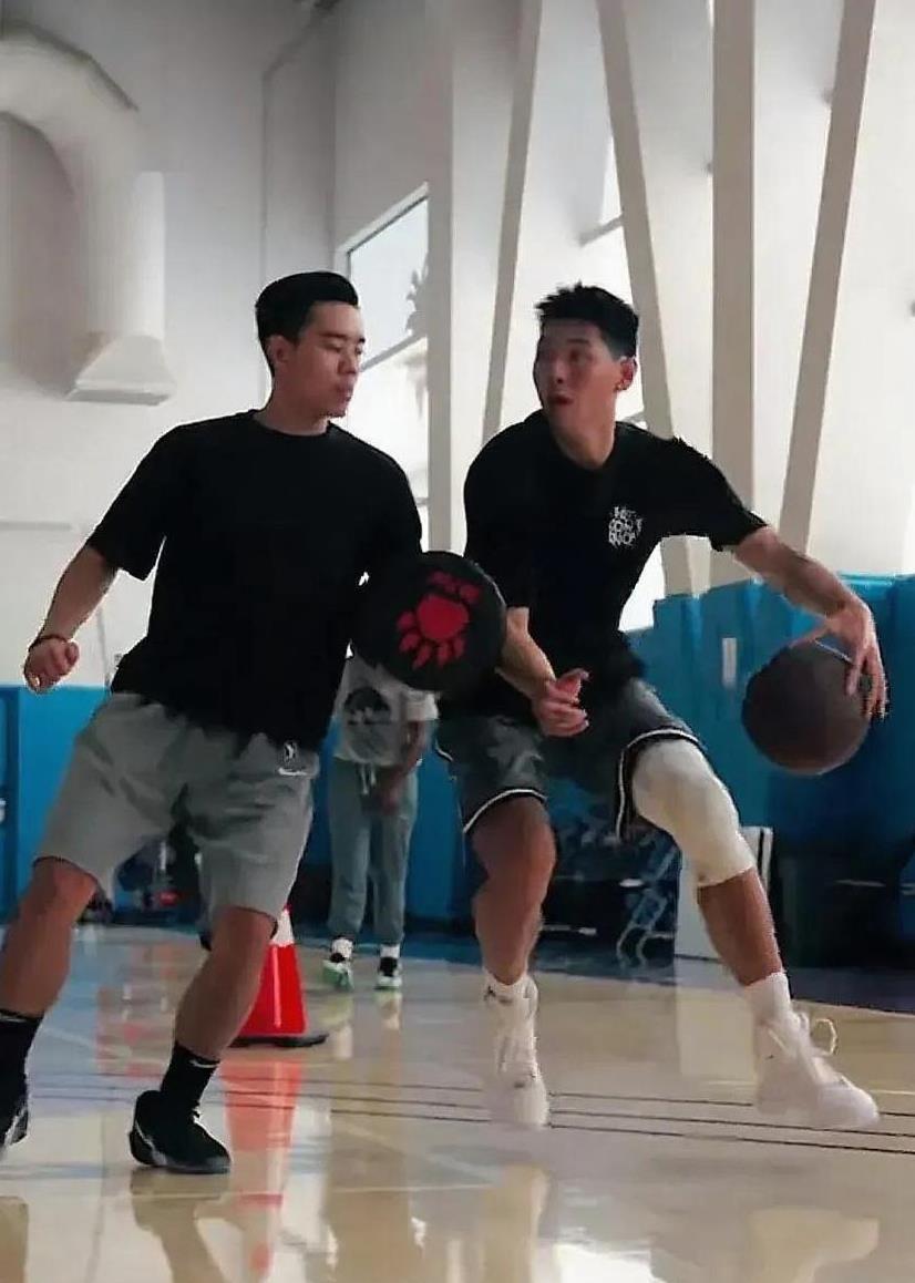 独家！崔永熙，焦泊乔海外训练图曝光！随着广东宏远签下崔永熙和焦泊乔，他们两人的