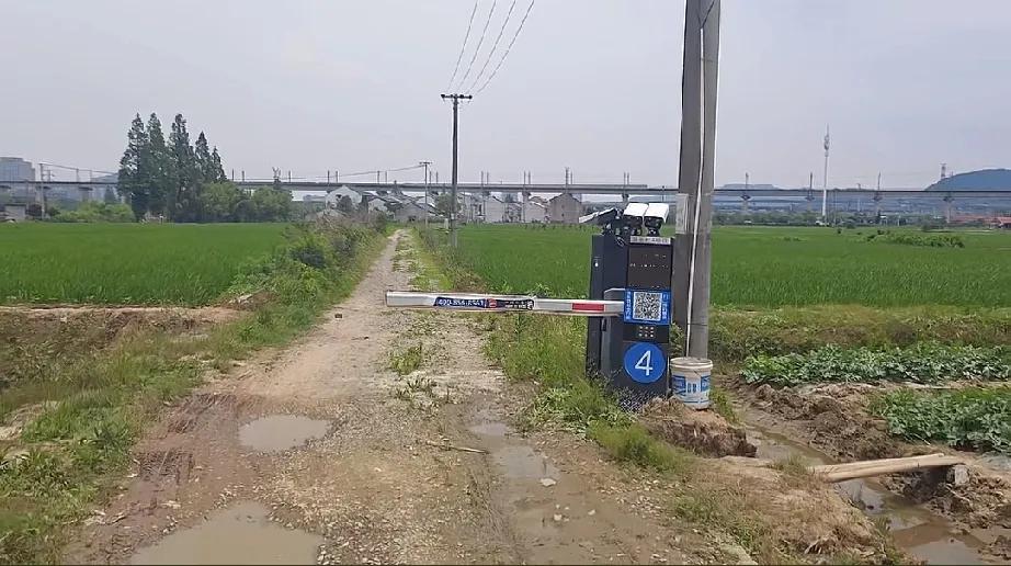 这个收费站成本不小啊，又是电子栏杆又是摄像头的，能赚钱么！