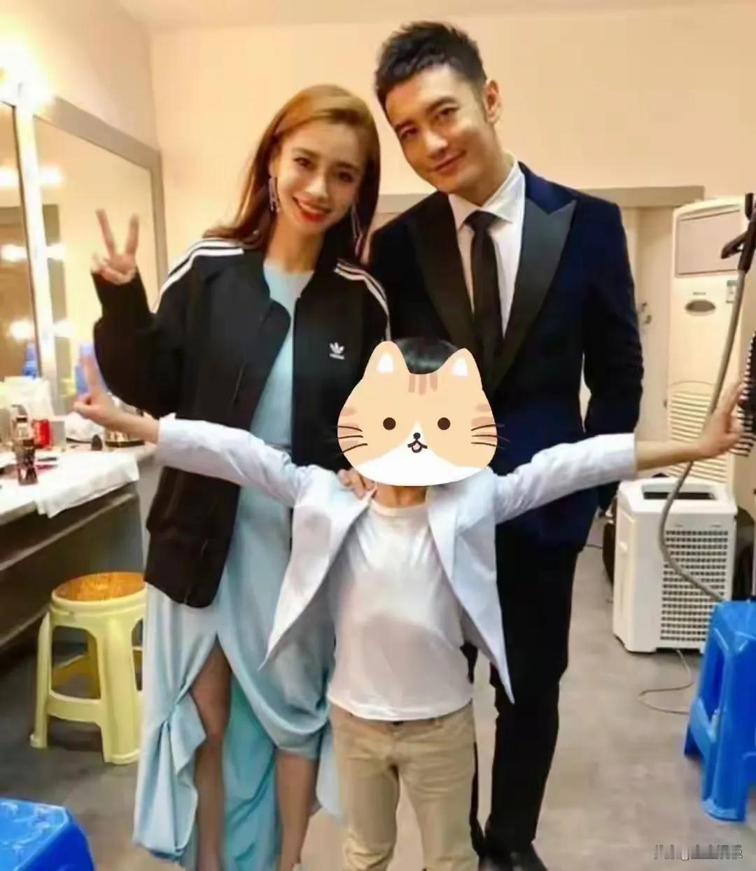 近日，Baby给黄晓明家外甥送金手镯一事引发关注。原来，是可爱的小海绵在其中“牵