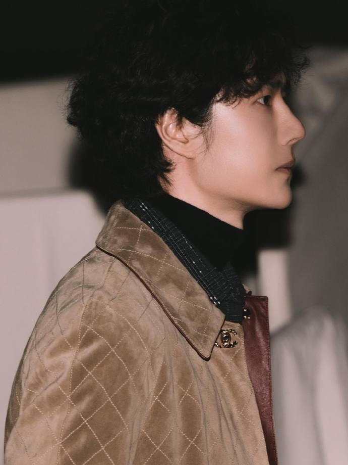 依旧来自摄影师ChenYin的镜头记录，每一张都堪称神来之笔。光影变幻，