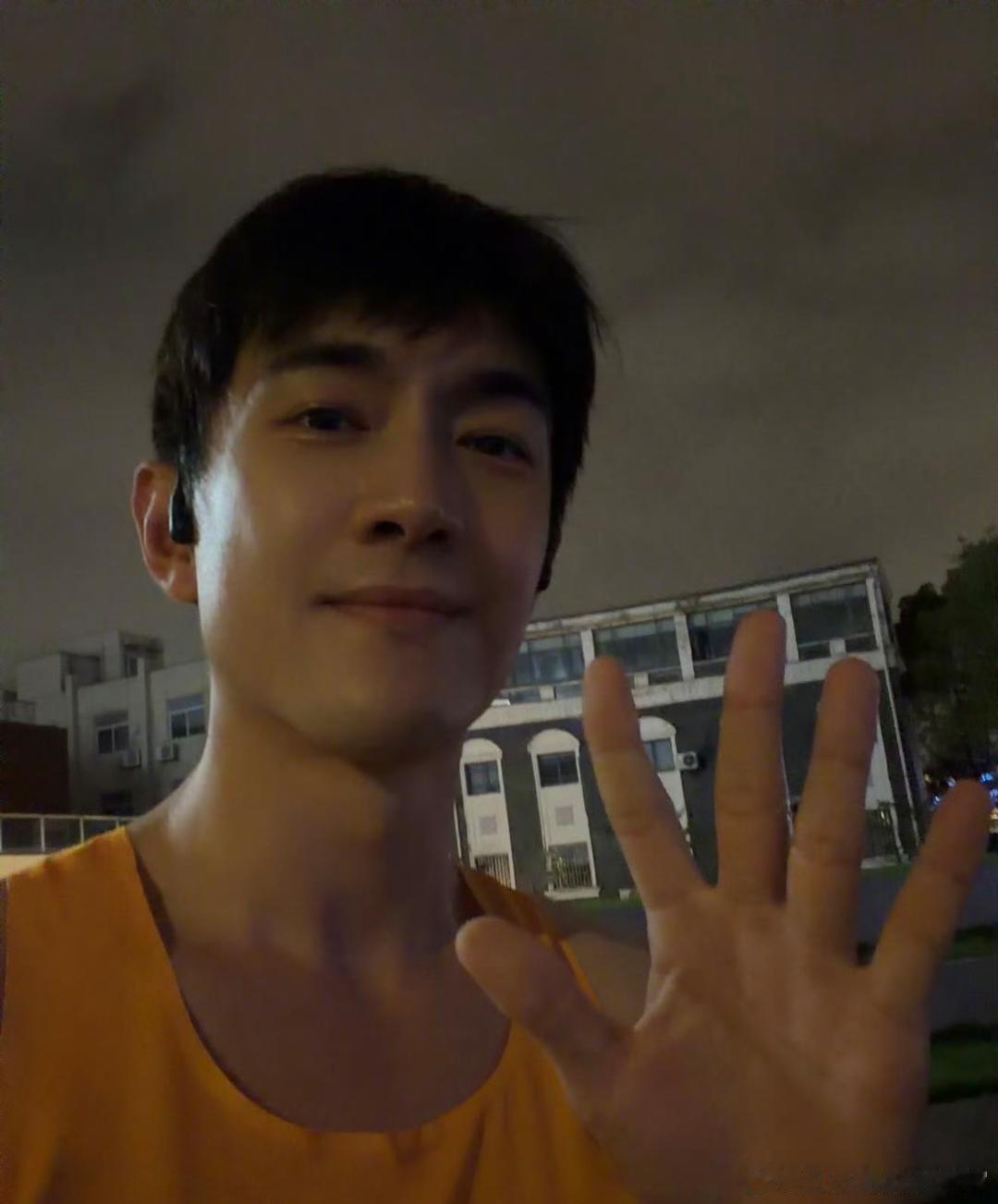 林更新夜跑时的顺毛发型太显男大感了，完全看不出已经38岁。
