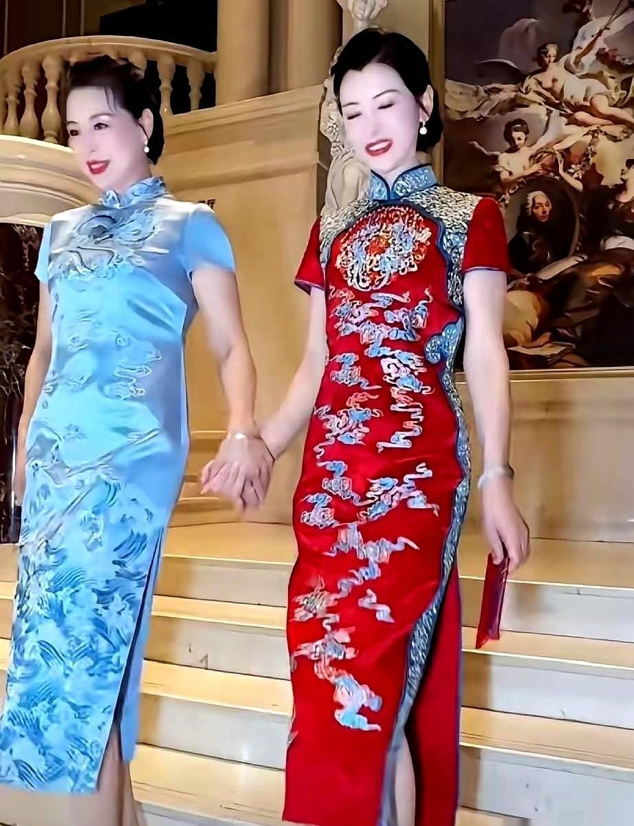 “我妈把压箱底的苏绣旗袍穿来了，婆婆直接订了件3万8的鎏金款，俩人站一起像两台闪