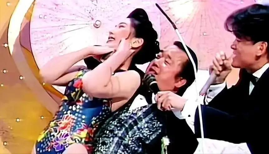 一个22岁的台北女孩站在全港直播的镜头前，指着曾志伟的鼻子骂：“你又矮又胖又色，