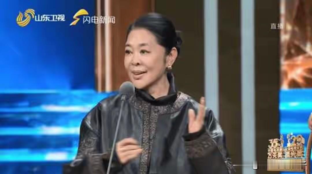 倪萍说这句话感觉还没从敬一丹的离世中走出来。田雨、李乃文、段奕宏、郭京飞。四位大哥在台下坐成一排，因
