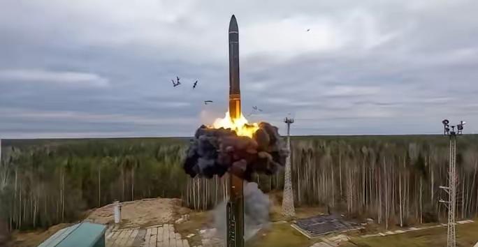 俄罗斯再打一百年也不会向乌克兰投掷核弹，因为核弹这玩意，乌克兰面积太大，核弹扔少