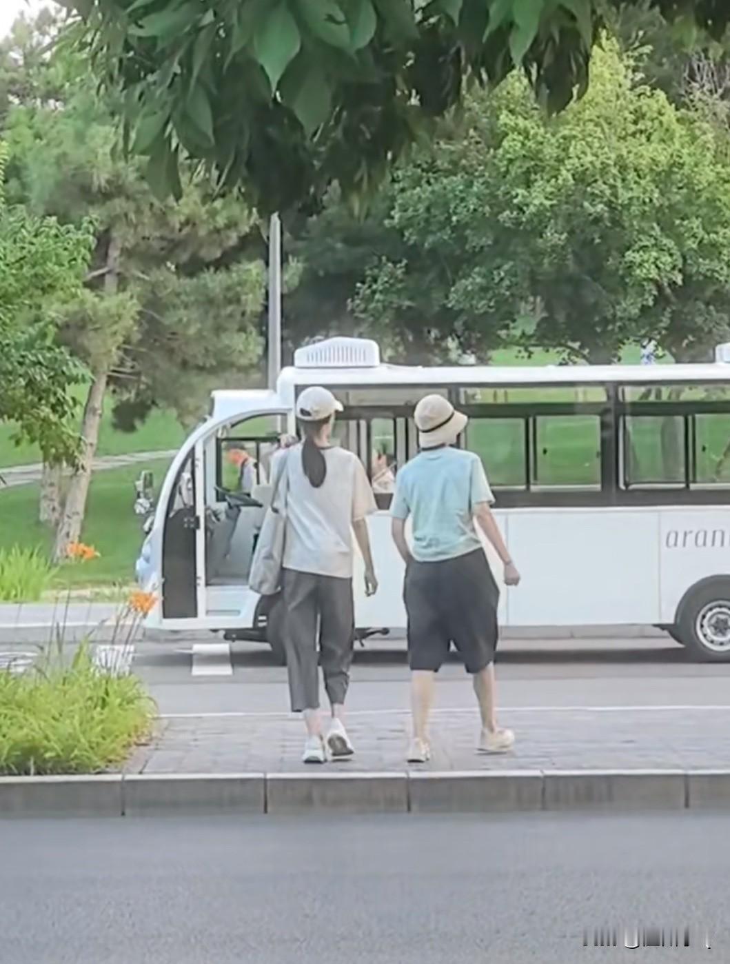 网友偶遇袁泉带着女儿夏哈哈度假，母女俩打扮得都休闲。15岁的夏哈哈个子长得挺快，