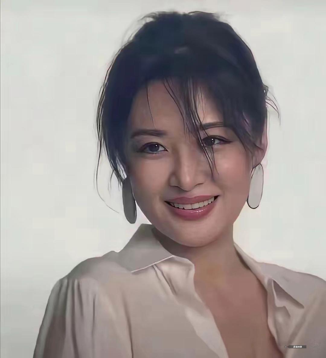从来没想过，主持人周涛妩媚起来也可以这么撩人！谁说成熟女人没有魅力？周涛是年