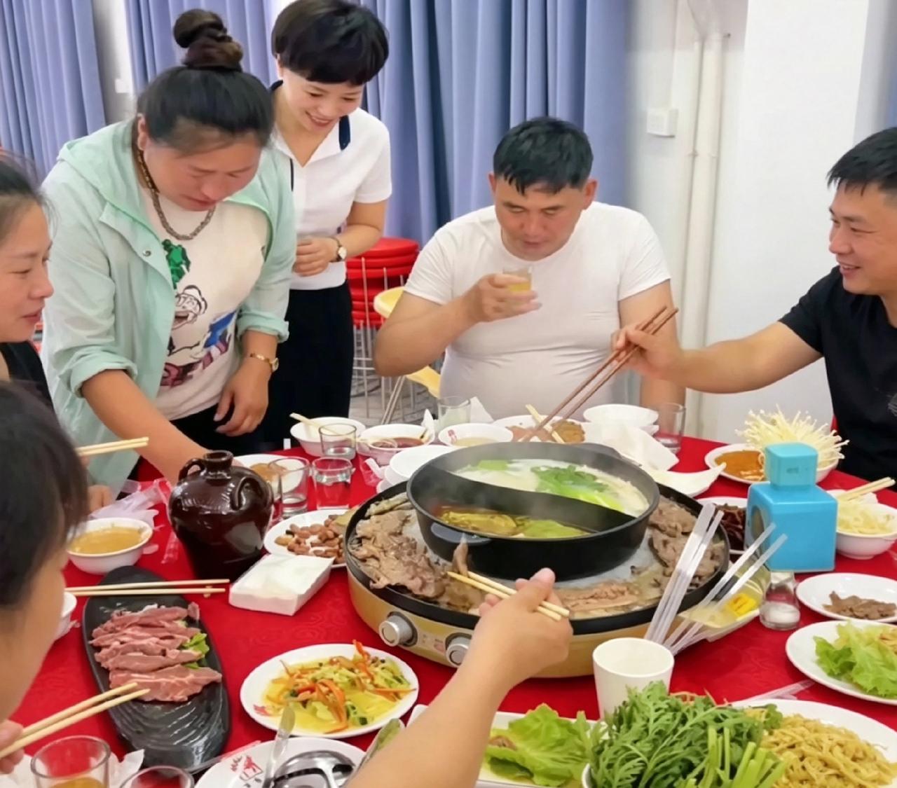 大衣哥商演一结束，立马回老家跟媳妇李玉华和朋友们聚餐。火锅烤肉造起来，小酒一端，