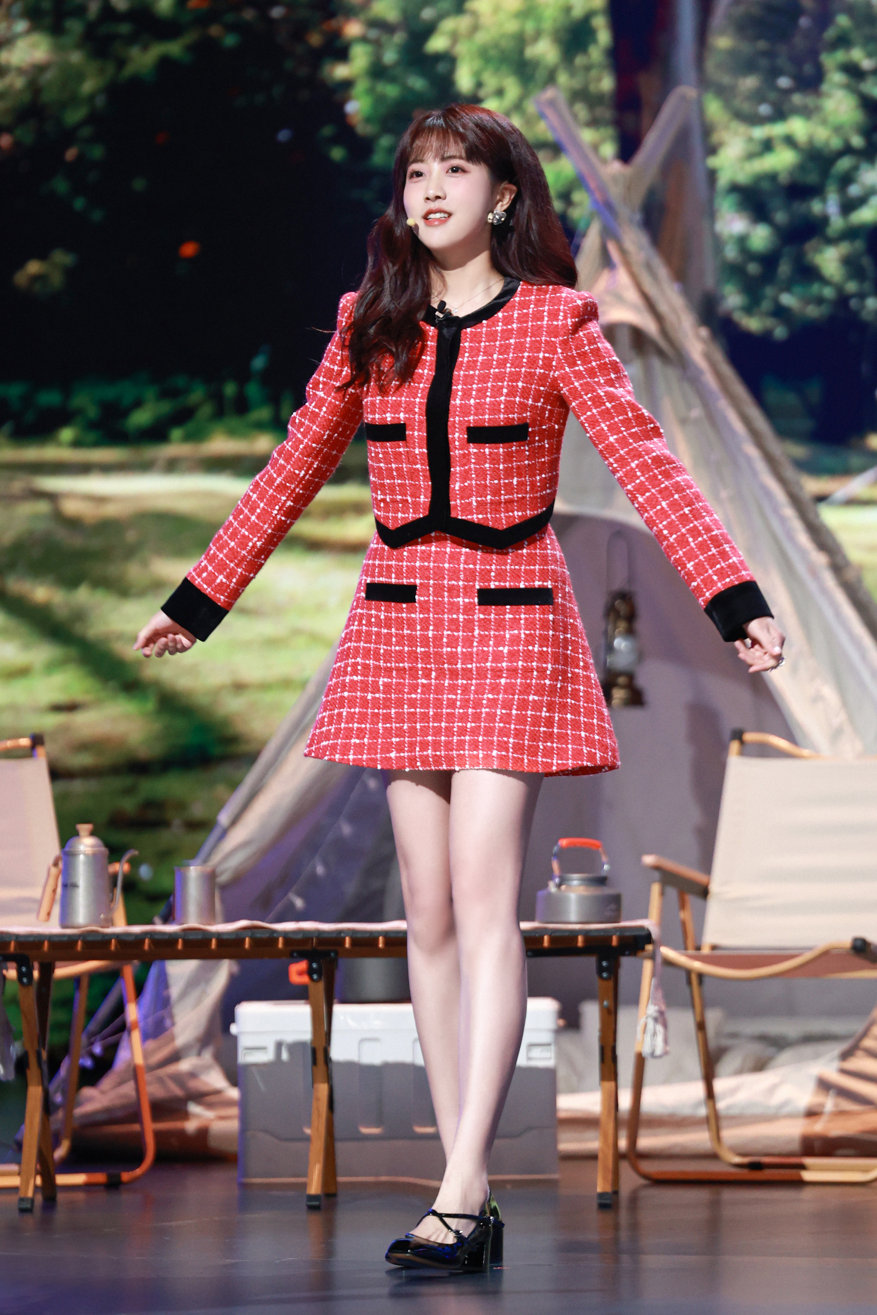 李艺彤新程启幕，踏浪而行。李艺彤签约海西传媒李艺彤官宣离开丝芭女星美腿高跟