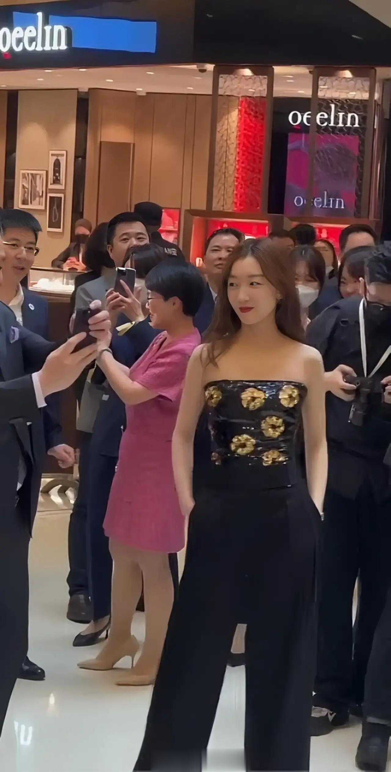 这估计是周冬雨最漂亮的一次了，身材看起来特别辣呀！