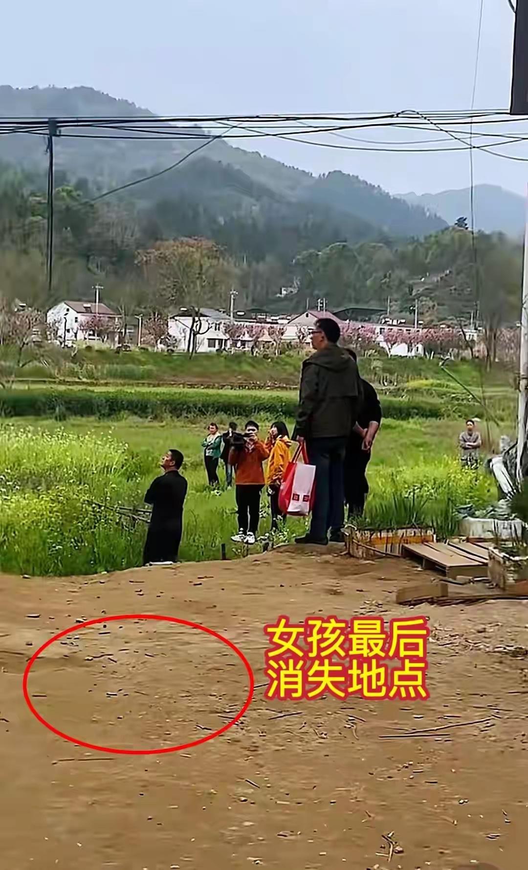 小女孩在家门口失踪，几百人找遍了各个角落都没有发现踪迹，帽子动用了警犬追踪女孩气