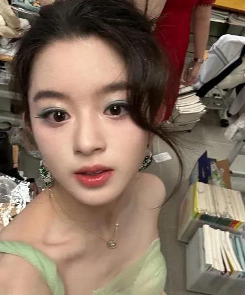姚安娜说，我用过最贵的奢侈品是40万的爱马仕包包，但不是自己买的，品牌方提供的。