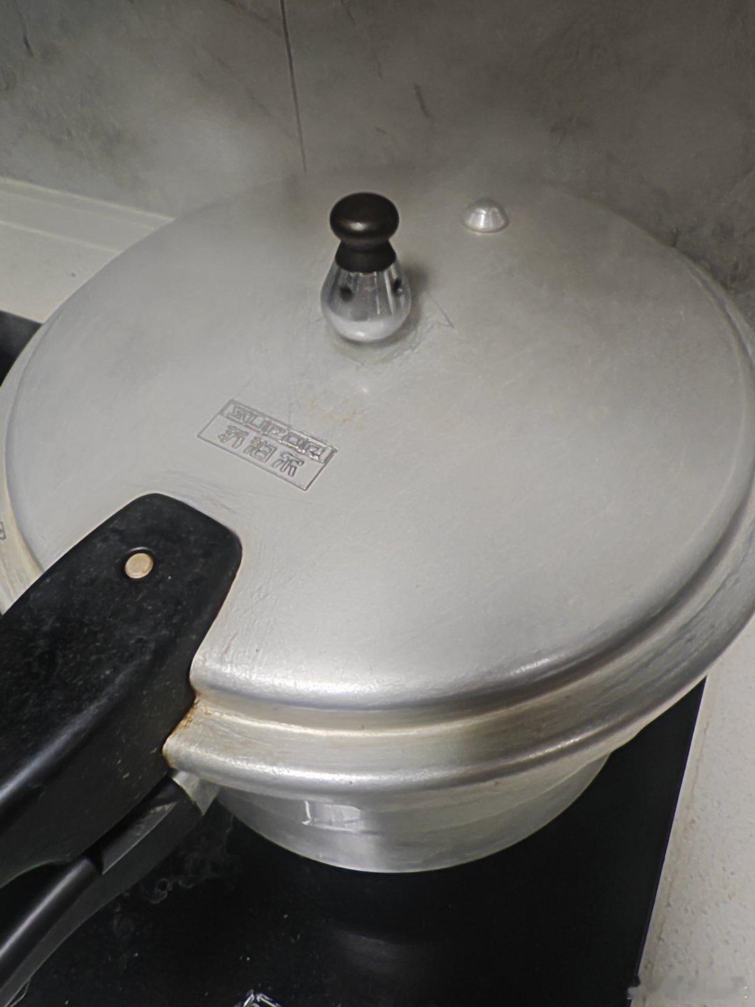 高压锅里是麻辣猪蹄，一会儿鸡爪加鸡杂再炖一锅，还有半瓶五粮液，晚上凑合一顿。被股