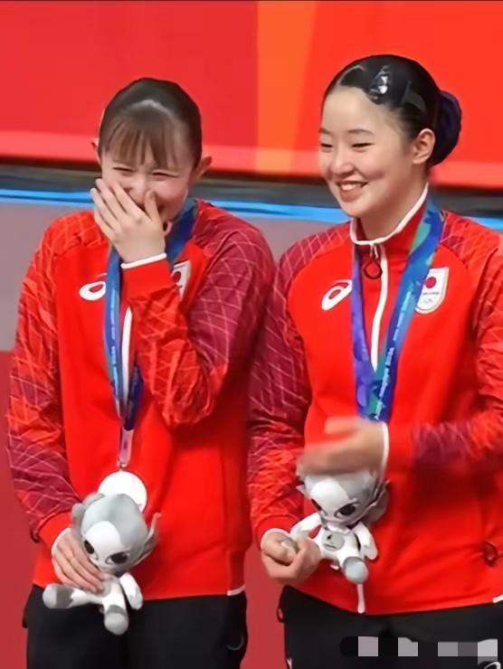 女双颁奖仪式上。早田希娜一直在捂着嘴乐。和张本美和一直在谈笑风生。俩冠军却一脸