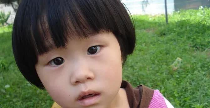 孙子考上大学，爷爷给了＂一万块＂钱作为奖励。外孙考上大学，姥爷＂一分钱＂没有给。