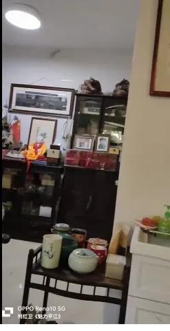 我的天！徐湖平家这藏品密度也太吓人了，不大的屋子塞得满满当当，犄角旮旯全是宝