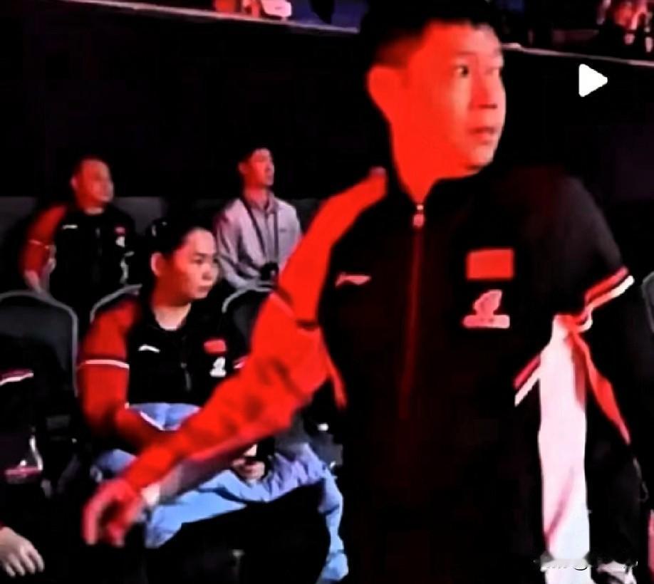 莎莎脚一崴，现场立马分三拨人。邱导：动作迅速，眼神坚定，第一时间冲过去，问莎