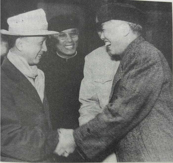 钱学森1955年归国，这是火车站的欢迎场面1955年10月，钱学森冲破重重阻力回