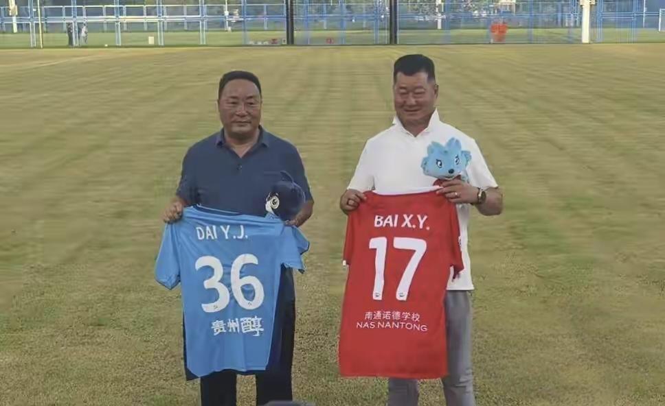 全场静了两秒。那件南通支云的中甲战袍，换成了一件海门珂缔缘的青训球衣。支