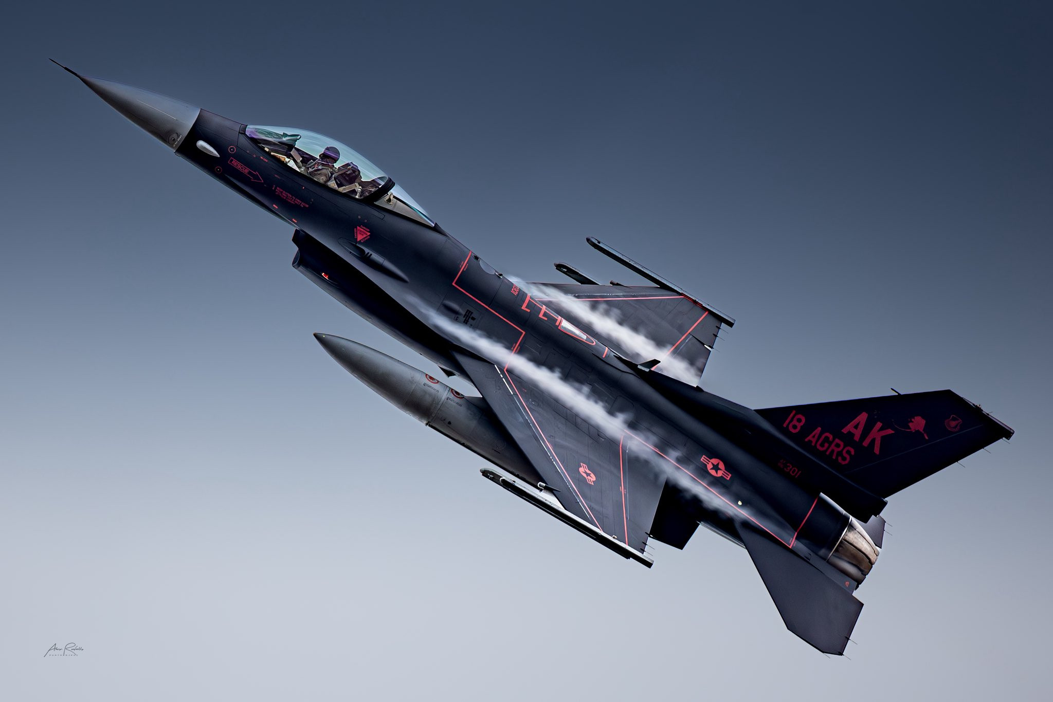 第18假想敌旗下黑红涂装F-16C飞临希尔空军基地