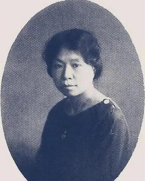 此人名叫施旦，是汪精卫的机要秘书兼情人，1938年汪精卫在越南公开投日后，她义无
