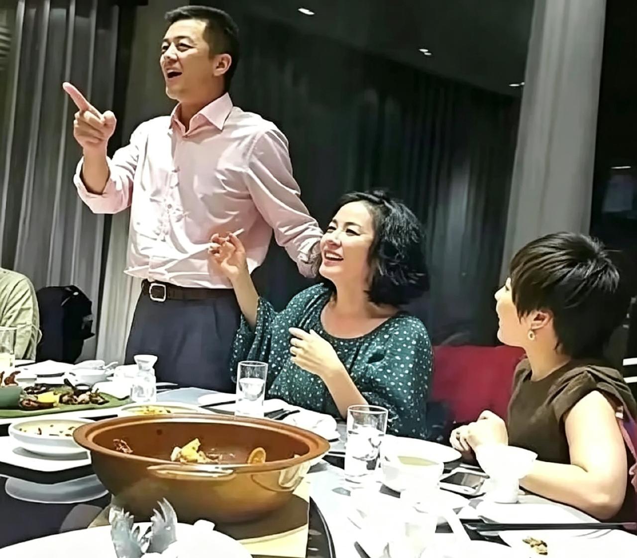 翻到李亚鹏生日宴老照片，他站着聊得正嗨，王菲夹着烟看他，刘嘉玲在旁乐。这画面太真